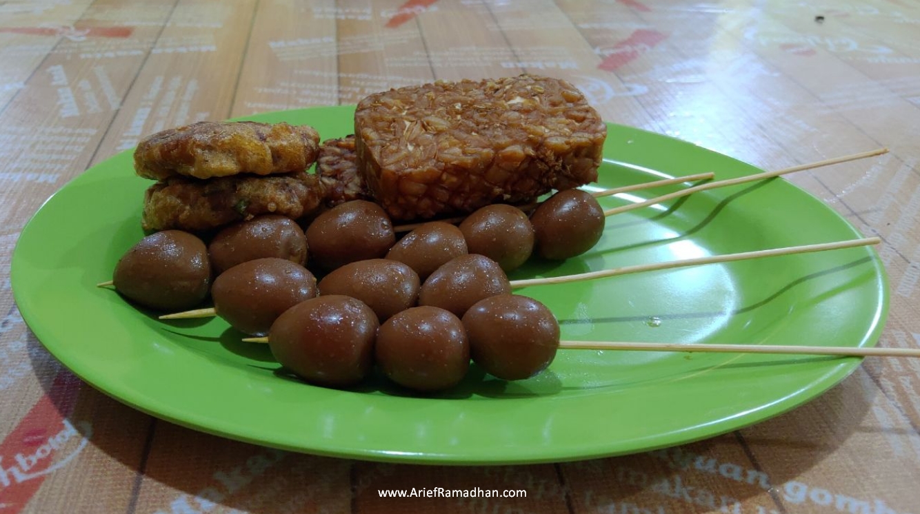 Sate Telur, Perkedel dan Tempe Goreng Sop Ayam Kyai Saleh